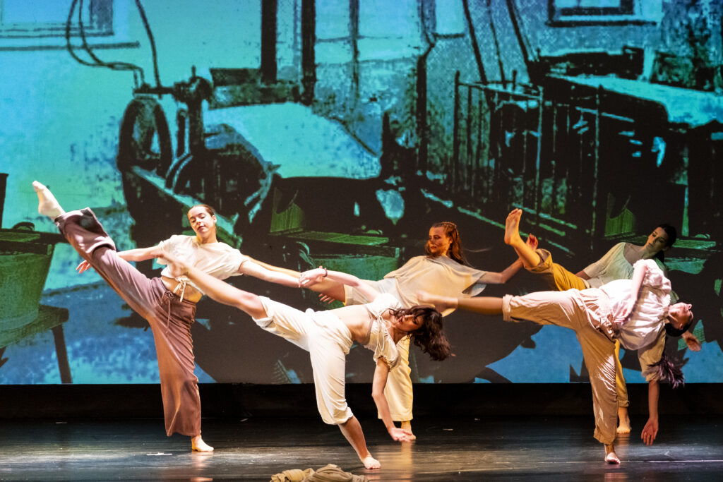 Gruppo di ballerini in movimento, eseguono una coreografia dinamica su sfondo colorato.