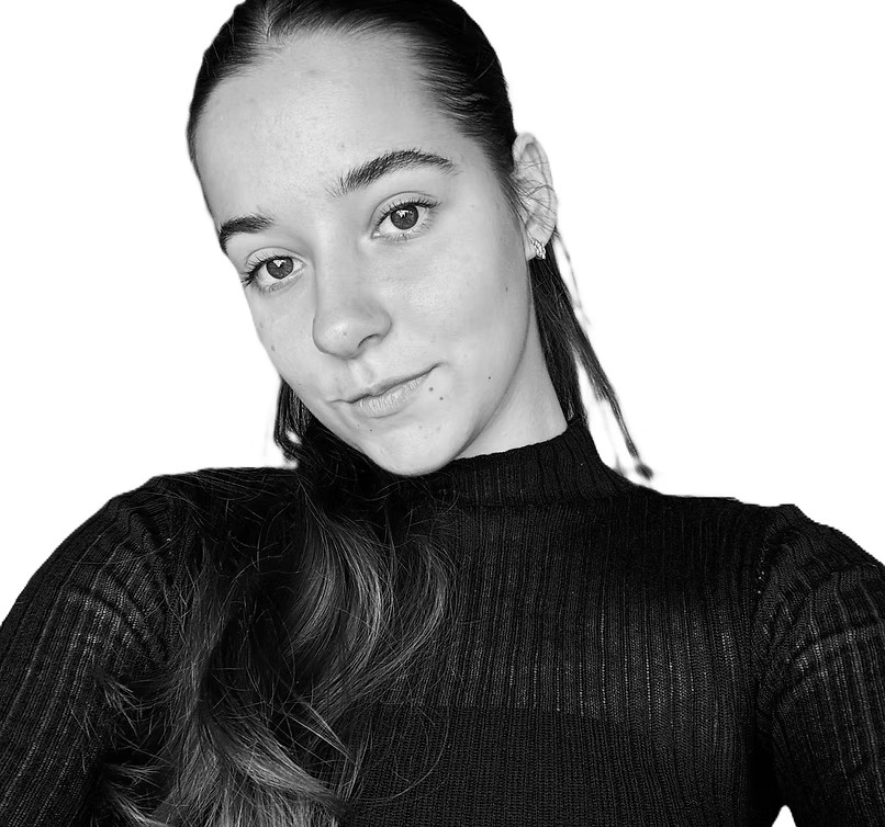 Ritratto in bianco e nero di una giovane donna con capelli lunghi e maglione a righe. Sguardo diretto verso l'obiettivo.